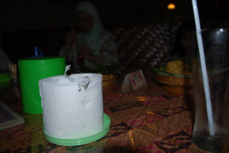 tissue toilet di meja makan