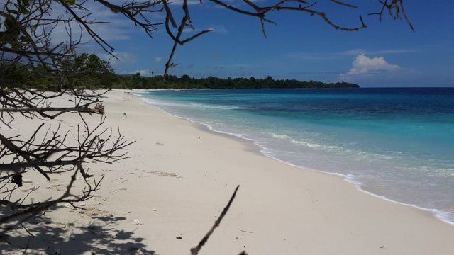 Pantai Waeperang yang perawan