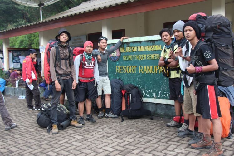 Bisa bikin bisnis dari traveling. Open trip misalnya