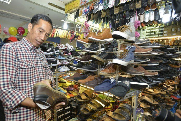 Jokowi Aja Beli Sepatu Diskonan! Kamu yang Gajinya Tak Seberapa, Nggak Perlu Deh Bergaya Sosialita!