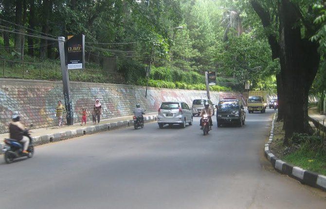 Dulu, di jalan ini pernah terjadi kecelakaan yang menewaskan Uci