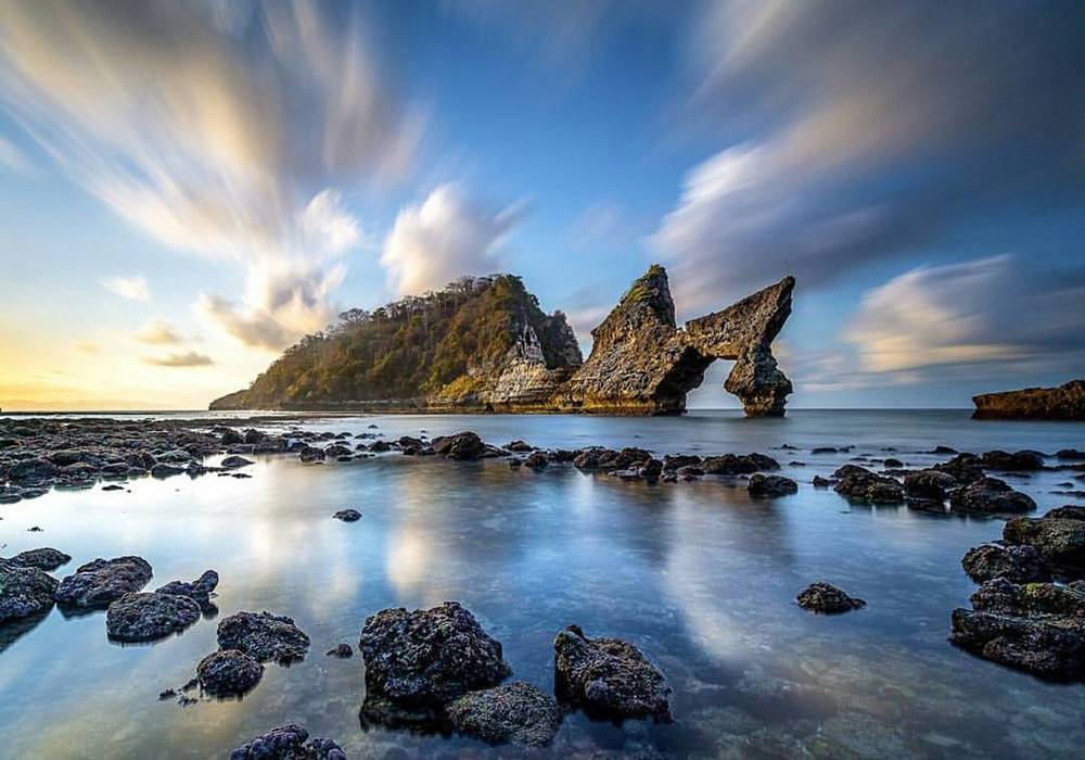 Udah Bosen Traveling di Bali yang Itu-itu Aja? Saatnya Kamu ke Nusa Penida yang Gak Kalah Indahnya