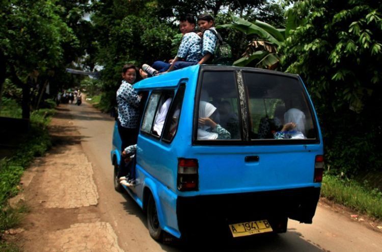 bergelantungan di angkutan