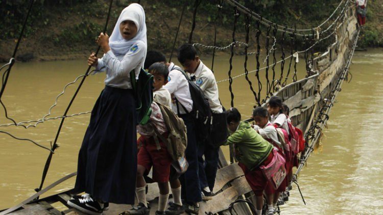 Perjuangan Anak-Anak Ini Untuk Bisa Sekolah Sungguh Luar Biasa! Malu Deh Kalau Alasanmu Cuma Malas!