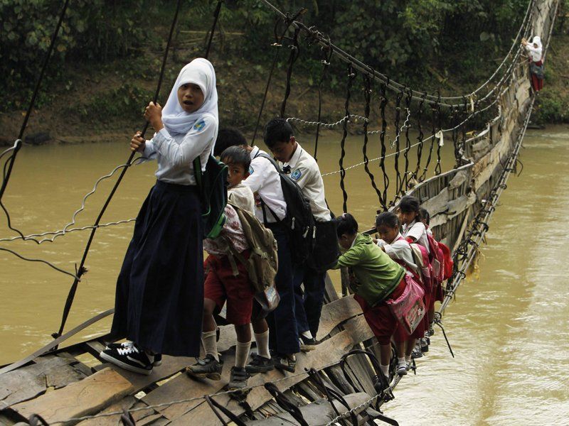 Perjuangan Anak-Anak Ini Untuk Bisa Sekolah Sungguh Luar Biasa! Malu Deh Kalau Alasanmu Cuma Malas!