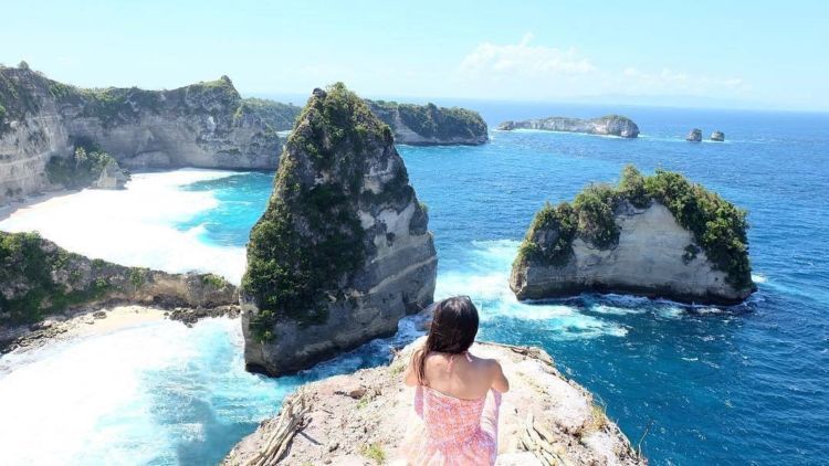 Udah Bosen Traveling di Bali yang Itu-itu Aja? Saatnya Kamu ke Nusa Penida yang Gak Kalah Indahnya