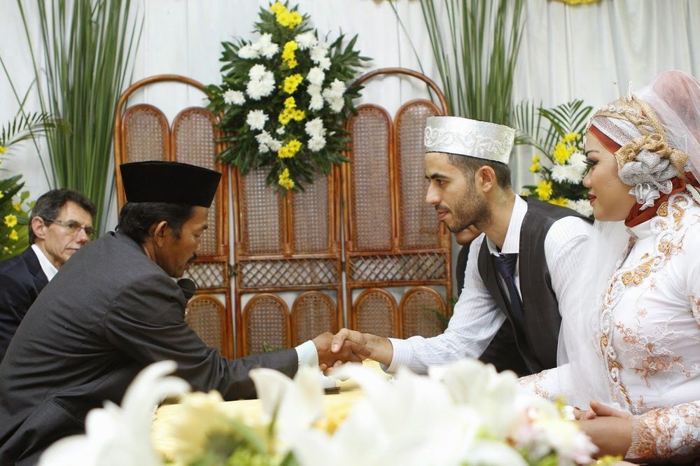 Nikah Dengan WNA; Nggak Hanya Ribet, Tapi Juga Mahal. Hal-Hal Macam Ini Mesti Kamu Kenal