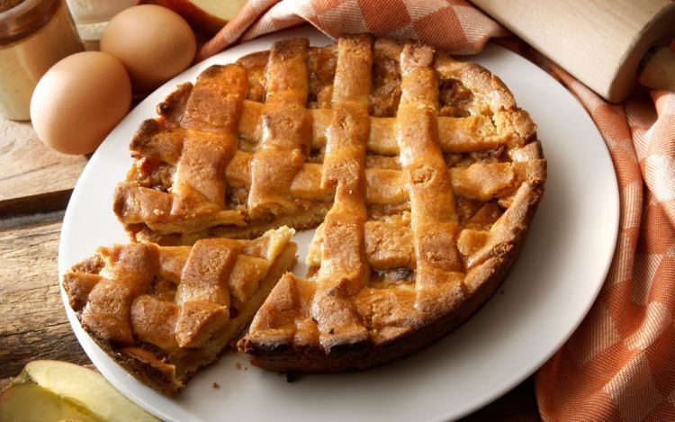 Apple Pie klasik dengan topping anyaman pastry