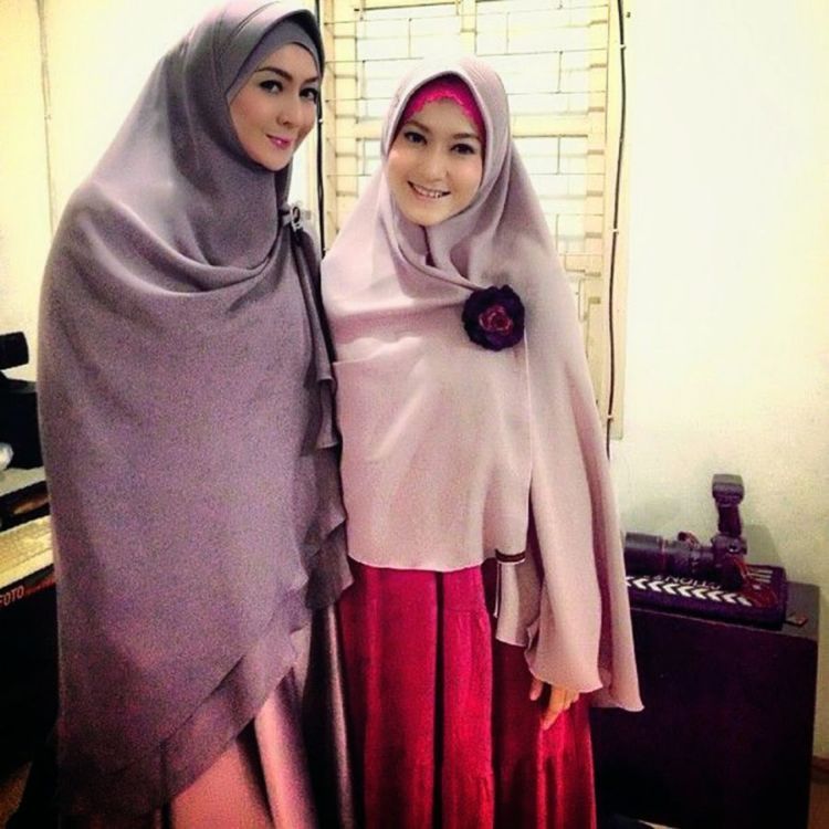 Kerudung yang menutup dada ini sebenarnya bernama Khimar