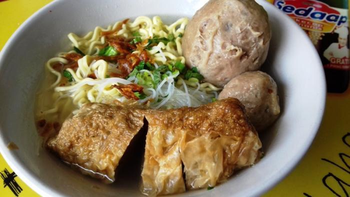 nggak cuman bakso gulung, di sini juga tersedia bakso urat dan kawan-kawannya