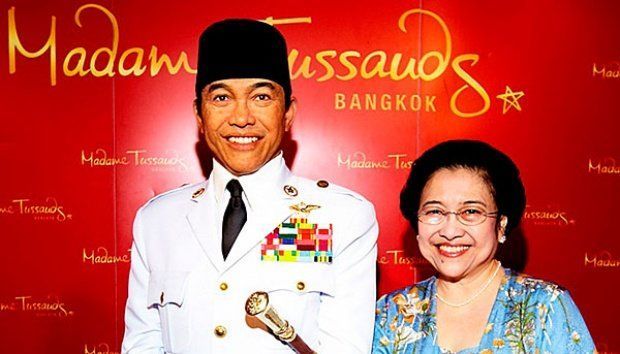 yang pertama ya BUng Karno. yang sebelah kanan bukan patung lho ya~