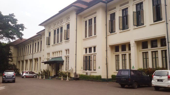 Dua sekolah ini emang satu gedung, dan gedungnya tua banget