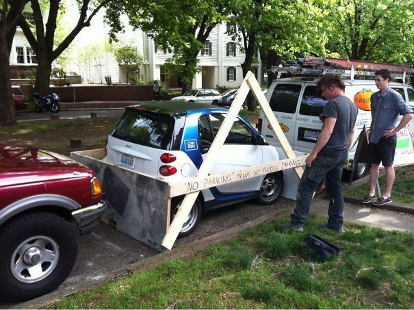 12 Foto Parkir Mobil Sembarangan yang Bikin Kesel. Begini Cara Ngerjain Mereka Biar Kapok!