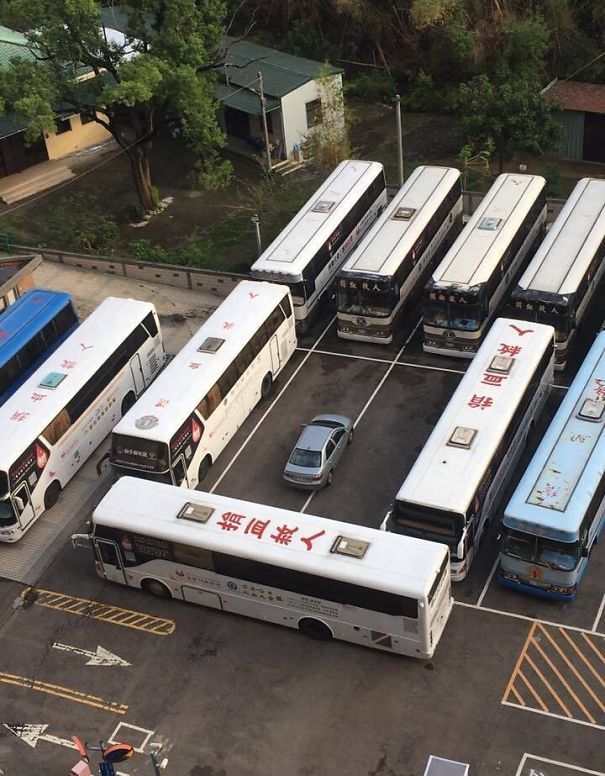 12 Foto Parkir Mobil Sembarangan yang Bikin Kesel. Begini Cara Ngerjain Mereka Biar Kapok!