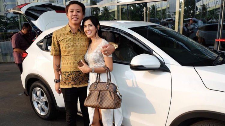 Hari Pertama Kenalan di Tinder, Hari Kedua Dibelikan Mobil, Hari Ketujuh Nikah! Senangnya Rey Utami