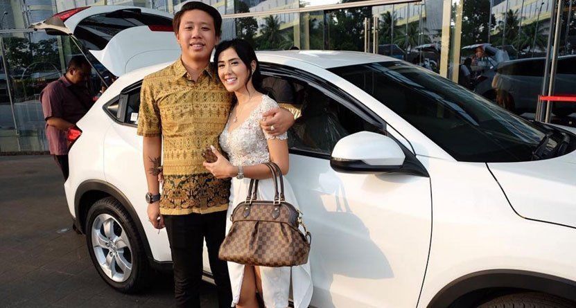 Hari Pertama Kenalan di Tinder, Hari Kedua Dibelikan Mobil, Hari Ketujuh Nikah! Senangnya Rey Utami