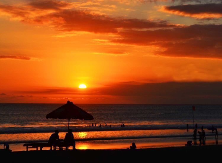 sunset di pantai Kuta memang nggak ada duanya