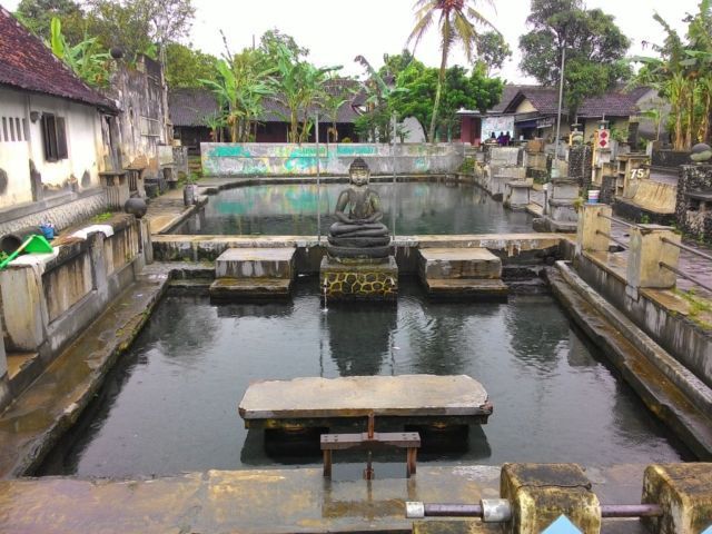 umbul dengan patung budha di tengahnya