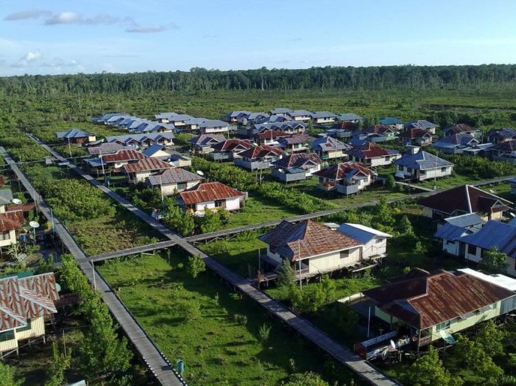 Papan kayu jadi penghubung antar bangunan