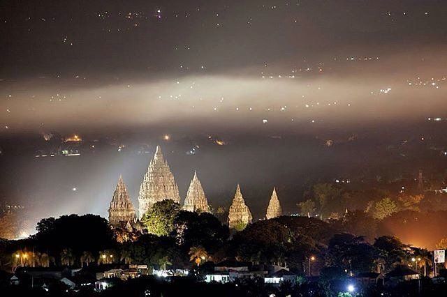 langit malam aja udah indah, apalagi ditambah Prambanan