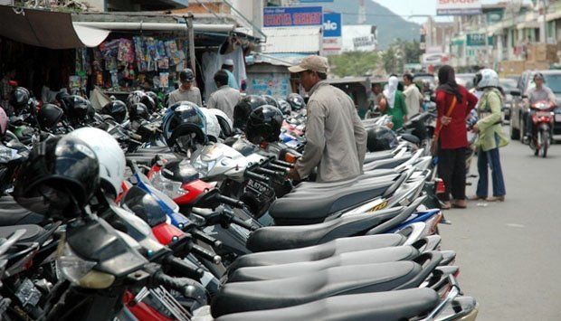 parkirnya ganggu pengguna jalan yang lain