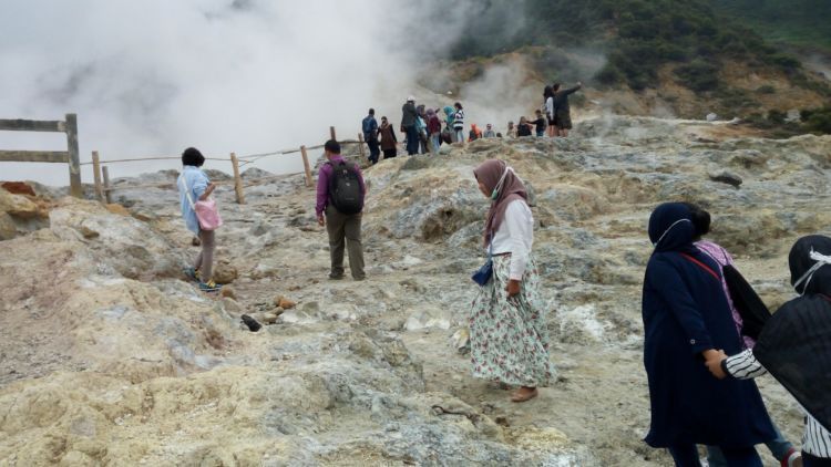 Kawah Sikidang di Dieng yang Menyajikan Pemandangan Indah