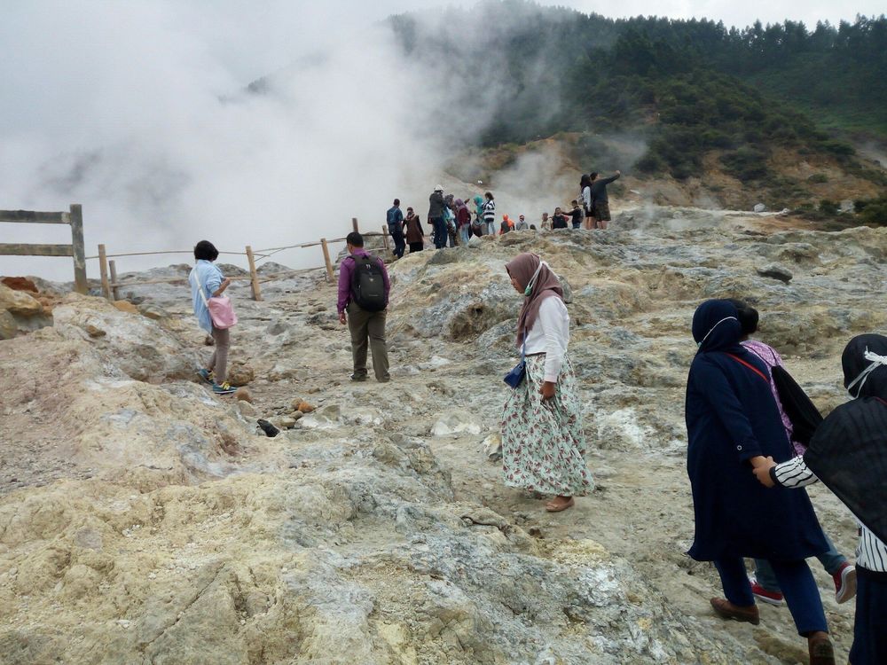 Kawah Sikidang di Dieng yang Menyajikan Pemandangan Indah