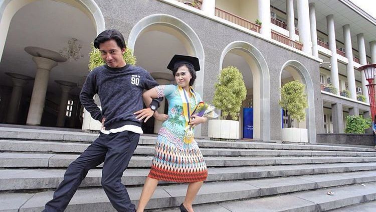 15 Gaya Foto Wisuda Sendiri & Bersama yang Keren Terbaru