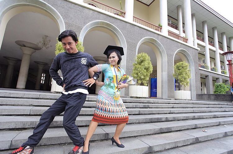 Gaya Foto Wisuda bareng pacar