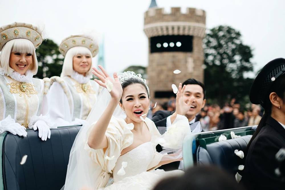 Inilah 20 Foto Resepsi Epik Sandra Dewi dan Pangerannya di Disneyland, Laksana Negeri Dongeng!