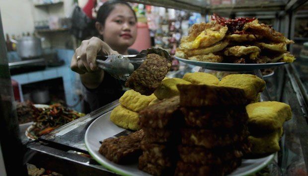 Kaum Urban Jakarta, Dari Makan di Warteg Sampai Nonton Fashion Show