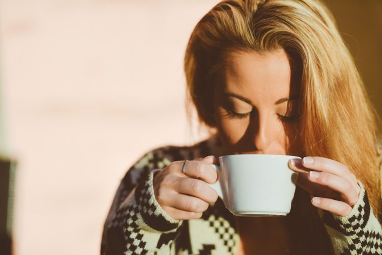 minum teh atau kopi boleh, tapi jangan lupa air mineral lebih banyak