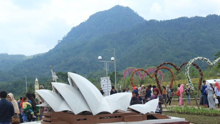 Asyiknya Mengunjungi Small World Taman Miniatur Dunia di Purwokerto