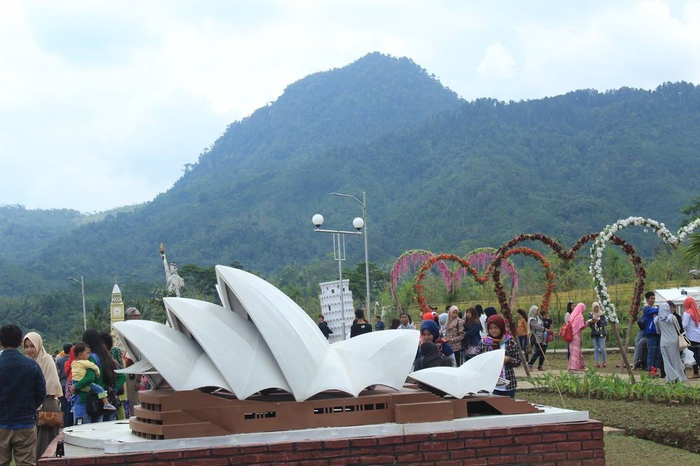 Asyiknya Mengunjungi Small World Taman Miniatur Dunia di Purwokerto