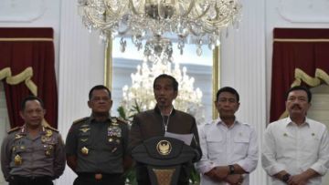 Netizen Gagal Fokus Setelah Jokowi Memakai Bomber Jaket Zara Seharga Sejutaan Ini