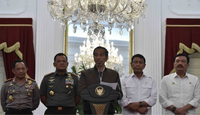 Netizen Gagal Fokus Setelah Jokowi Memakai Bomber Jaket Zara Seharga Sejutaan Ini