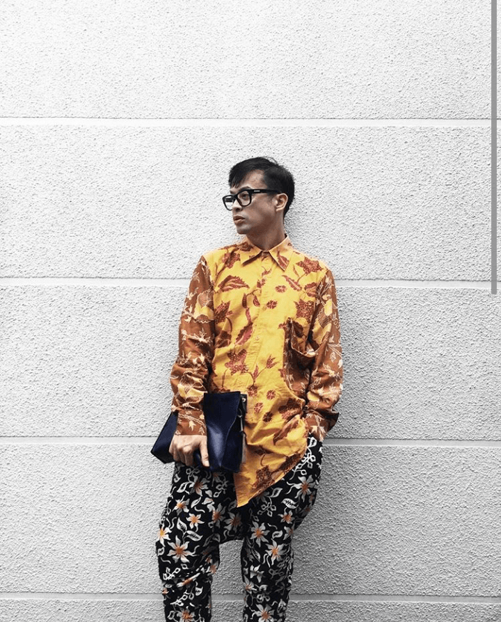 Cowok Pakai Baju Motif Bunga? Asal Nggak Minder, Bisa Kelihatan Lebih Ganteng, Kok!