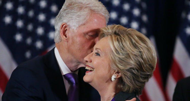 Hillary Clinton Boleh Kalah, Tapi Tatapan Suaminya Ini Seakan Berkata ‘That’s My Girl!’ Bikin Baper~