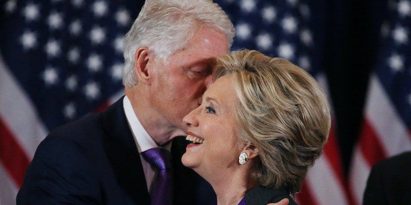 Hillary Clinton Boleh Kalah, Tapi Tatapan Suaminya Ini Seakan Berkata ‘That’s My Girl!’ Bikin Baper~