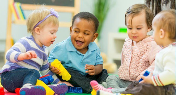 Anakmu bakal terbiasa bergaul dengan anak-anak lainnya di daycare.