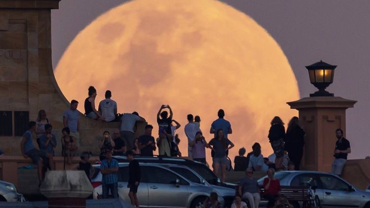 21 Foto Supermoon yang Menunjukan Keagungan Tuhan yang Maha Perkasa, Epik Kayak di Film-Film Fantasi