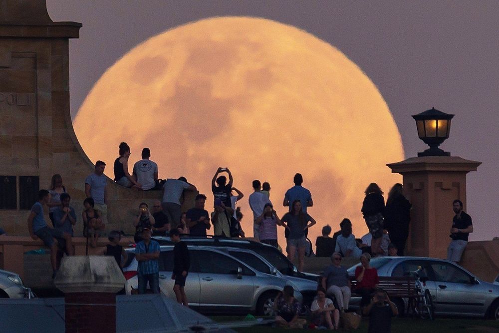 21 Foto Supermoon yang Menunjukan Keagungan Tuhan yang Maha Perkasa, Epik Kayak di Film-Film Fantasi