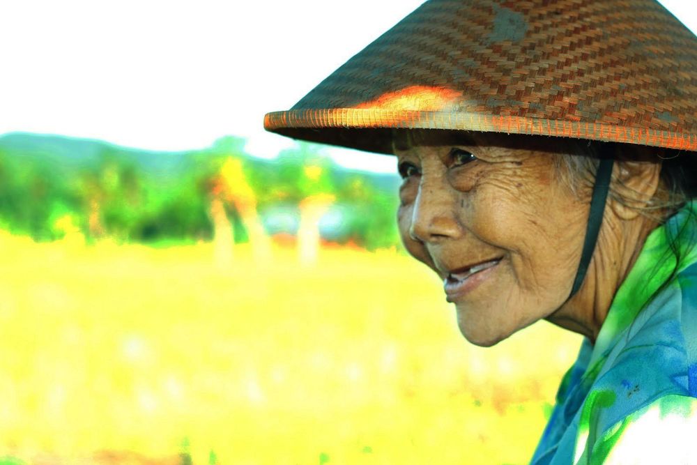 Dilimpahi Kasih Sayang dan Perhatiannya Sepanjang Waktu Adalah Sebuah Kebahagiaan Tak Ternilai. Berada di pangkuan dan pelukannya Membuatku Merasa Menjadi Cucu Paling Beruntung di Dunia