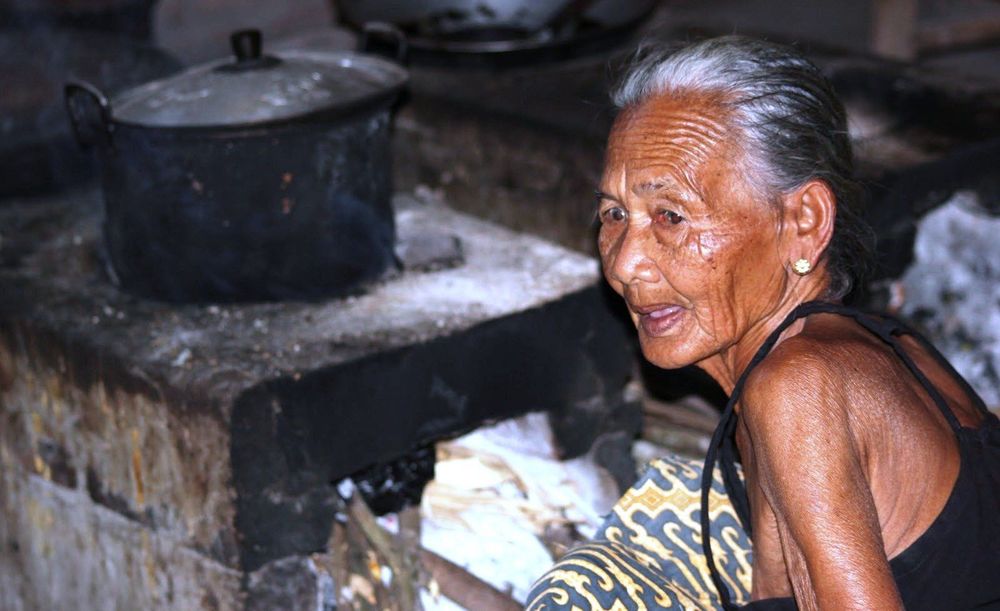 Dilimpahi Kasih Sayang dan Perhatiannya Sepanjang Waktu Adalah Sebuah Kebahagiaan Tak Ternilai. Berada di pangkuan dan pelukannya Membuatku Merasa Menjadi Cucu Paling Beruntung di Dunia