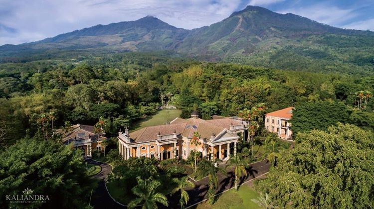 Ada Istana Eropa di Lereng Gunung Arjuno. Nggak Nyangka Ada Bangunan Begini di Hutan Pasuruan!