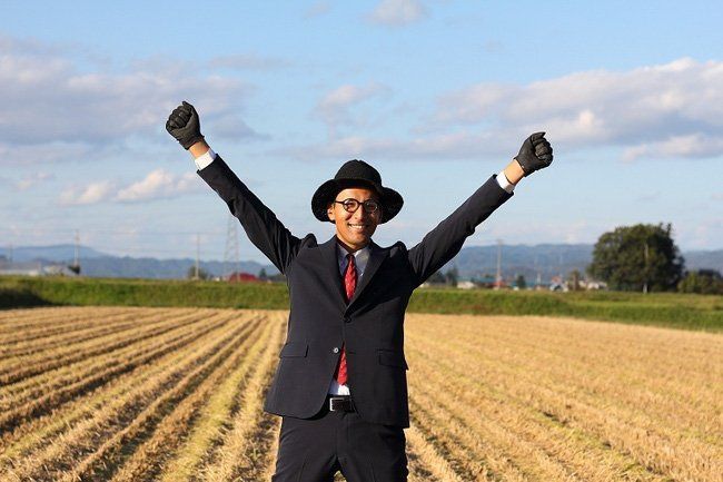 Di sawah juga bisa pakai jas dan dasi