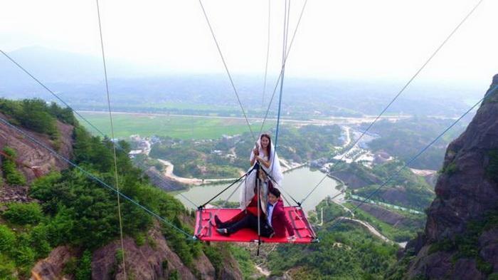 bayangin tamu-tamu dateng dengan flying fox, misalnya