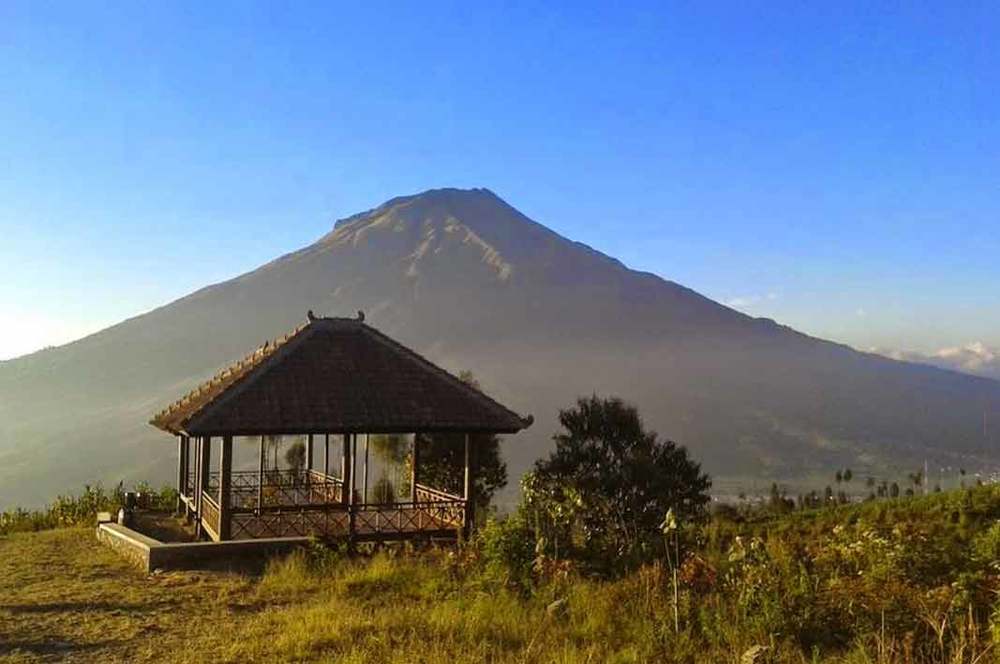 Dataran Tinggi Posong, Temanggung, Punya Sunrise yang Juara. Kamu Harus Segera Liburan ke Sana!