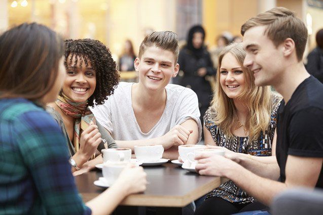 Bujetkan juga kebutuhan sosial, seperti nongkrong di kafe bareng teman.