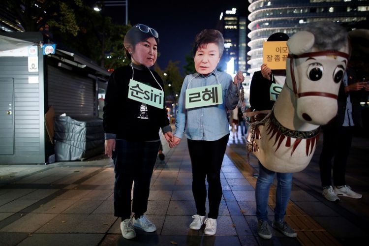 Aksi pengunjuk rasa yang mengolok-olok hubungan Presiden Park Geun-Hye dan Choi Soon Shil